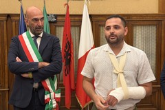 Nave Vlora, il sindaco di Bari conferisce cittadinanza onoraria a cittadino albanese