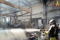 Capurso, incendio in un capannone nella zona industriale