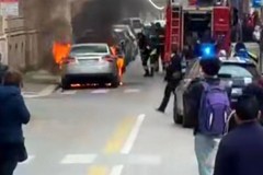 Auto in fiamme tra via Melo e via Caduti di via Fani: il video