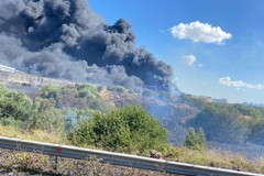 A fuoco capannoni nella zona industriale tra Bari e Modugno