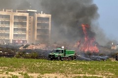 Maxi incendio a Bari, bruciano sterpaglie a Sant'Anna