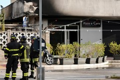 Incendio all'alba a Carbonara: ancora a fuoco la pizzeria Pizza e Core