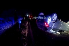 Putignano, l'auto si ribalta dopo l'impatto con un muretto: illesa 21enne