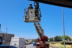Calcinacci dal cavalcavia di via Amendola: intervengono i Vigili del Fuoco