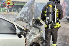 Auto in fiamme nel parcheggio del Barimax, intervengono i Vigili del Fuoco