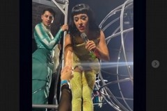 Katy Perry "ruba" il telefono ad un fan di Bari