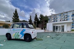 Il vandalismo a Bari non ha limiti, auto elettrica nel giardino di via Siponto