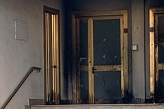 In fiamme l'ingresso del Comune di Sannicandro di Bari, nei guai un 34enne