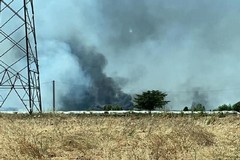 Brucia la discarica Martucci a Conversano, pericolo per i residenti