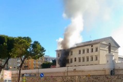 Incendio al carcere di Bari, sette tra feriti e intossicati. Il Sappe: "Tragedia sfiorata"