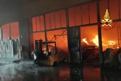 L'incendio alla zona industriale tra Bari e Modugno