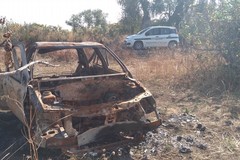 Rifiuti abbandonati a Bari, c'è una carcassa di auto a Lama Balice