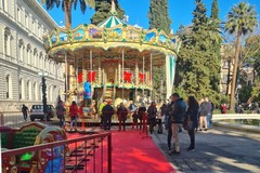 Piazza Umberto si colora di magia, inaugurate le giostre