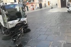 Bari, lavaggi straordinari di strade e marciapiedi vicino alle scuole