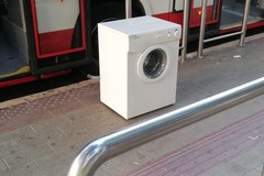 Lavatrice abbandonata alla fermata del bus in centro a Bari, la foto diventa virale