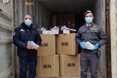 Sequestrate 16mila scarpe contraffatte al porto di Bari, donate in beneficienza