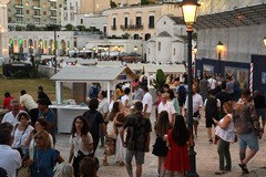 Bari si trasforma in una libreria a cielo aperto: tre giorni di incontri, letture e dialoghi sul mare