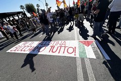 Bari scende in piazza per la Palestina, tensioni al consolato di Israele