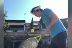 Palleggi con la stecca della racchetta, un tennista di Bari batte il record di Nadal