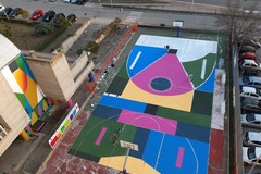 Un campo da basket diventa opera d'arte grazie al muralista di Bari Nico Skolp