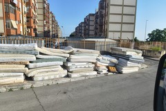 La grande vergogna: decine di materassi abbandonati al San Paolo