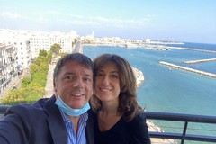 Matteo Renzi si gode il lungomare di Bari, sui social il selfie con la moglie