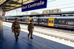 Passeggiava sui binari in stazione a Bari, salvata dai militari