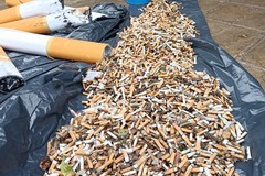 Corso Cavour, i volontari di Retake Bari raccolgono 10mila mozziconi di sigarette