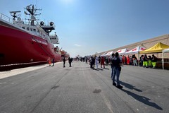 L'Ocean Viking è arrivata a Bari, a bordo 68 minori