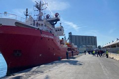 La Ocean Viking arriva al porto di Bari, a bordo 29 migranti