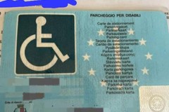 Chiede duplicato del pass disabili per utilizzarne due, scatta la denuncia