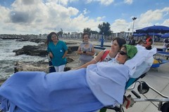 Giornata al mare per i pazienti con disabilità, l'iniziativa di Asl Bari al lido del carabiniere