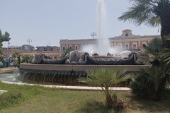 No alle armi nucleari, la fontana in piazza Moro a Bari s'illumina di rosso