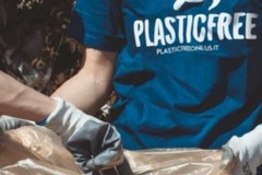 L’onda blu dei volontari Plastic Free torna in azione anche a Bari