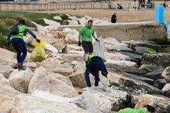 Plogging in spiaggia a Bari, raccolti oltre 80 chili di rifiuti