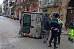 Auto si ribalta in centro a Bari, solo paura ma nessun ferito
