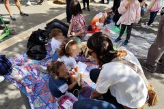 Genitori in protesta per la mensa, picnic in piazza alla Balilla