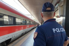 Bari, viaggia senza biglietto e aggredisce gli agenti: 18enne arrestato dalla Polfer