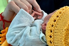 Braccialetti di maglia per festeggiare i papà della terapia intensiva neonatale, succede al Policlinico