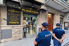 Rapinatore solitario nel centro scommesse, in fuga con 2mila euro