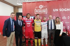 Peroni nuovo sponsor di maglia della SSC Bari. De Laurentiis: «Legame forte per la città»