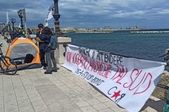 Caro affitti, anche a Bari tornano a protestare gli studenti. Presidio in tenda davanti alla Regione