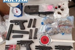 Armi, munizioni e 8mila euro in auto: arrestato un 24enne di Carbonara
