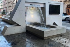 Getti d'acqua incontrollati, la fontana di corso Cavour allaga il marciapiede