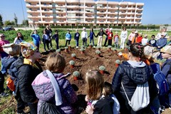 Rigenerazioni creative, i bambini della scuola primaria piantano 150 piantine a Palese