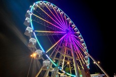 La ruota panoramica del lungomare barese resterà in largo Giannella fino agli inizi di dicembre - FOTO