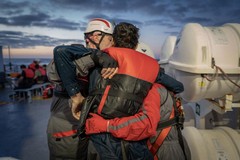 Emergency, sbarcati a Bari 14 migranti, tra loro un minore