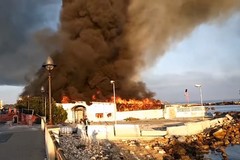 Incendio all'ex ristorante L'Ancora, istituito senso unico sul lungomare di Palese