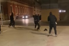 Banda aggredisce un uomo al Libertà, calci e spinte in piazza Redentore