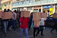 Protesta dei migranti dell'ex Cara, un centinaio arrivano a piedi in prefettura